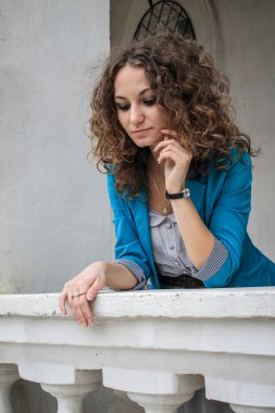 Balkonda düşünceli kız