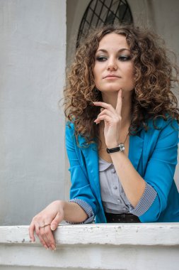 Balkonda düşünceli kız