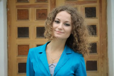 Eski şehirde güzel bir kıvırcık kız portresi