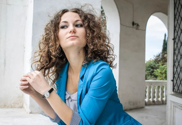 Ragazza premurosa sul balcone — Foto Stock