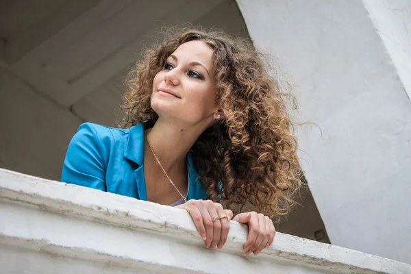 Glückliche Frau auf Balkon — Stockfoto