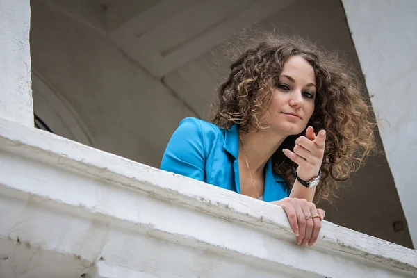 Fille réfléchie sur le balcon — Photo