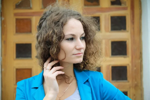 Portret van mooi krullend meisje in de oude stad — Stockfoto