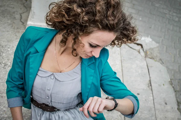 Business lady watching time — Stock Photo, Image