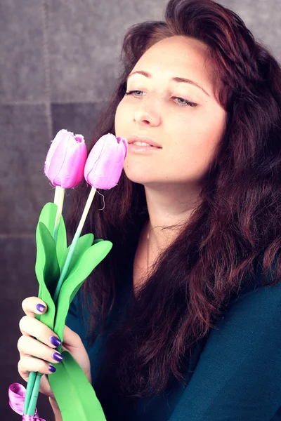 Flicka med blommor — Stockfoto