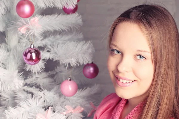 Kerstmis portret van een mooi meisje — Stockfoto