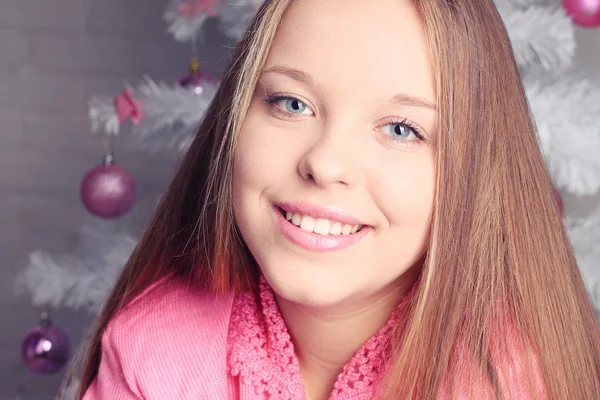 Retrato navideño de una hermosa chica — Foto de Stock