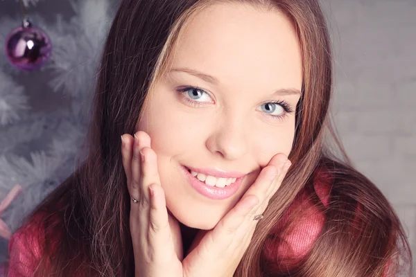 Retrato navideño de una hermosa chica —  Fotos de Stock