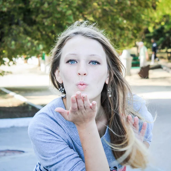 Beso hermosa chica — Foto de Stock