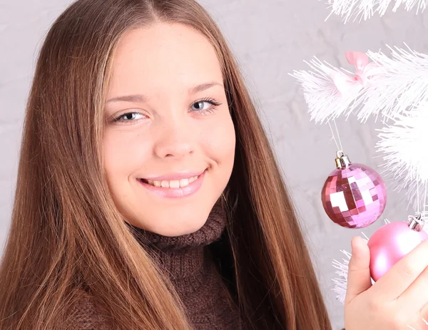 Girl decorates the Christmas tree — Stock Photo, Image