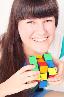 rubiks küp puzzle ile gülümseyen kız