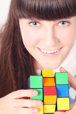 rubiks küp puzzle ile gülümseyen kız