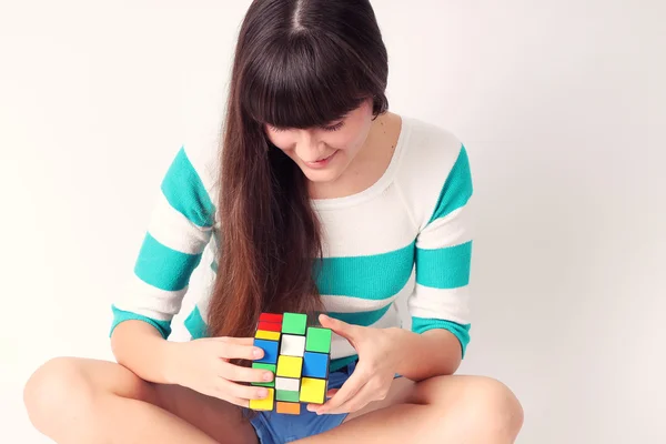 rubiks küp puzzle ile gülümseyen kız