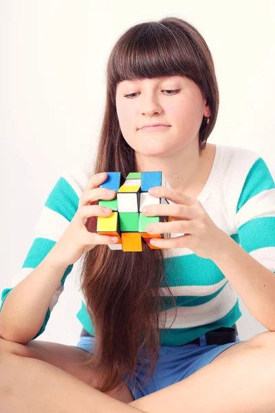 Rubiks küp puzzle ile gülümseyen kız — Stok fotoğraf