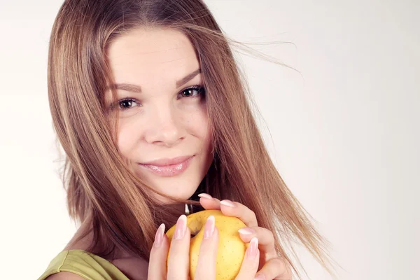 Porträtt av vacker flicka med ett äpple — Stockfoto