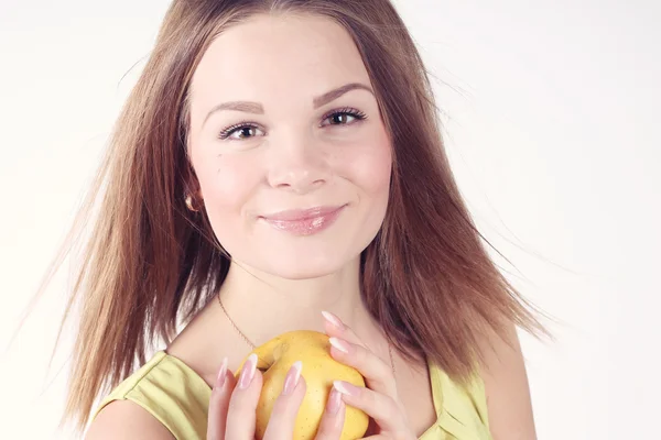 Porträtt av vacker flicka med ett äpple — Stockfoto