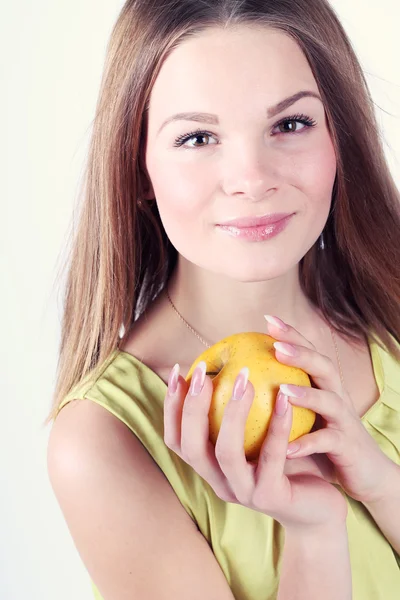 Porträt eines schönen Mädchens mit einem Apfel — Stockfoto