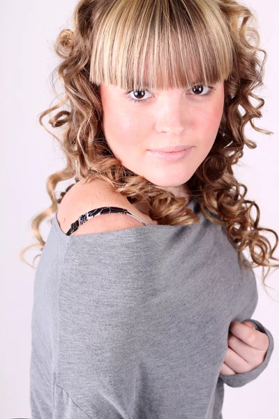 Jovem com beleza cabelo encaracolado longo . — Fotografia de Stock