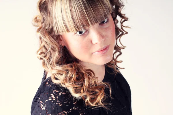 Young girl with beauty long curly hair. — Stock Photo, Image