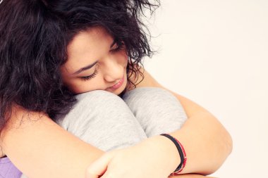 Beyaz arka plan üzerinde poz genç kahverengi saçlı kadın