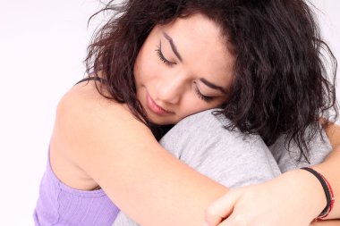 Beyaz arka plan üzerinde poz genç kahverengi saçlı kadın