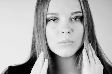 Güzel bir kızın siyah beyaz portresi