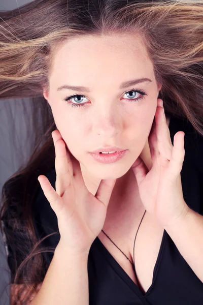 Rüzgarda üfleme uzun saçlı güzel kız portresi — Stok fotoğraf