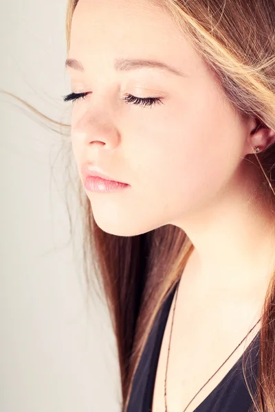 閉眼の美しい少女の肖像画 — ストック写真