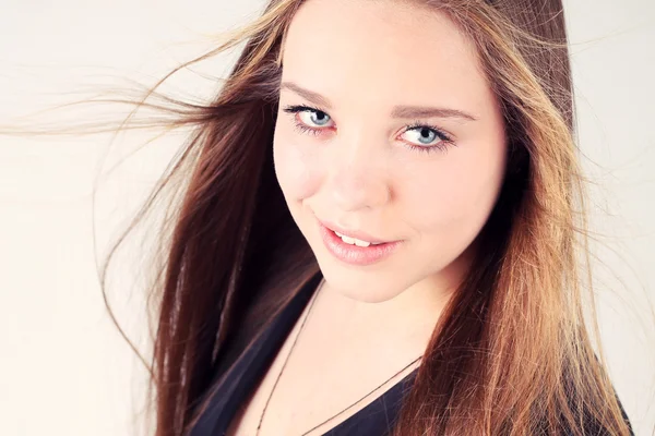 Rüzgarda üfleme uzun saçlı güzel kız portresi — Stok fotoğraf