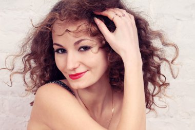 Güzel kız dalgalı saçlarıyla