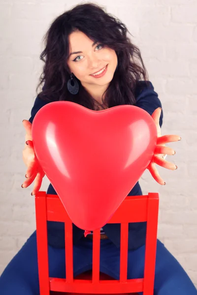 Красивая девушка с воздушным шаром в форме сердца — стоковое фото
