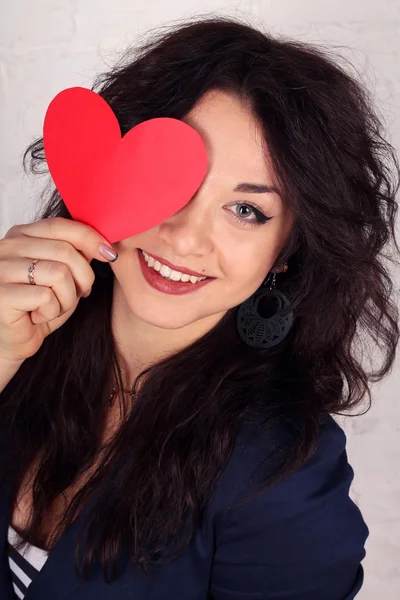 Bella ragazza in possesso di forma di cuore — Foto Stock