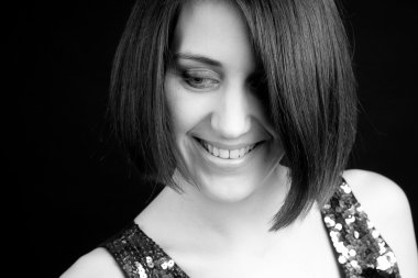 Güzel bir kadının siyah beyaz portresi.