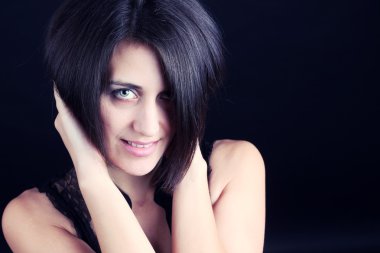 kısa saçlı güzel bir kadın portresi