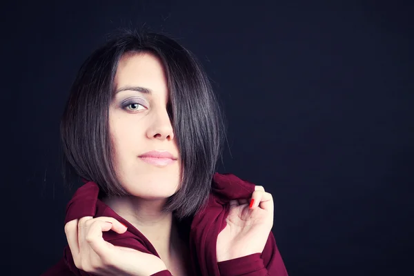 Retrato de uma mulher bonita com cabelo curto — Fotografia de Stock