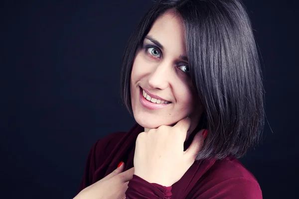 kısa saçlı güzel bir kadın portresi