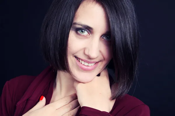 Retrato de una hermosa mujer con el pelo corto — Foto de Stock