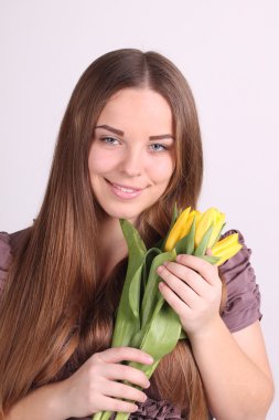 güzel bir kadın ile Sarı laleler