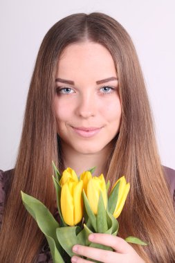 güzel bir kadın ile Sarı laleler
