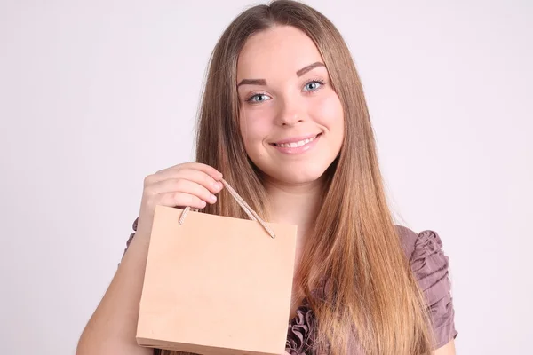 Vacker flicka med shoppingväskor — Stockfoto