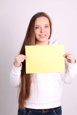 Kadın sarı kayıt kartını tut.