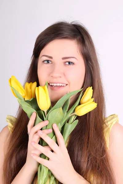 Chica con tulipanes amarillos —  Fotos de Stock