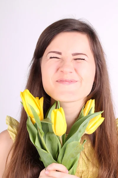 Mädchen mit gelben Tulpen — Stockfoto