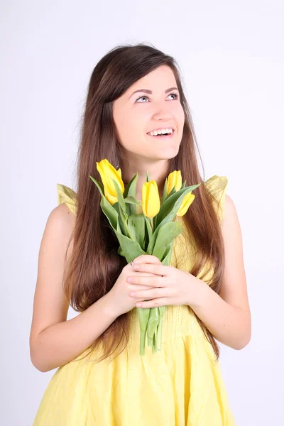 Девушка с желтыми тюльпанами — стоковое фото