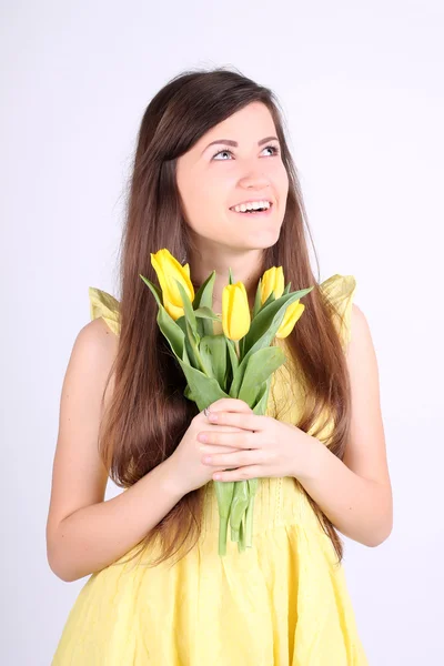 Chica con tulipanes amarillos —  Fotos de Stock