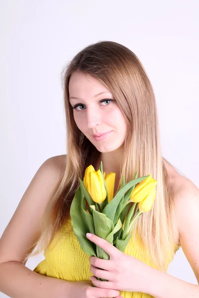 Mädchen mit gelben Tulpen — Stockfoto