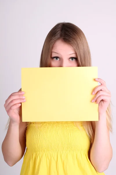 Kobieta posiada karty znak żółty. — Zdjęcie stockowe