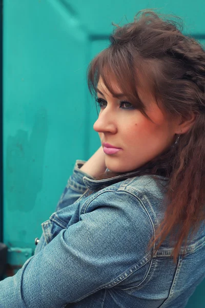 Fille près de garage turquoise en denim — Photo