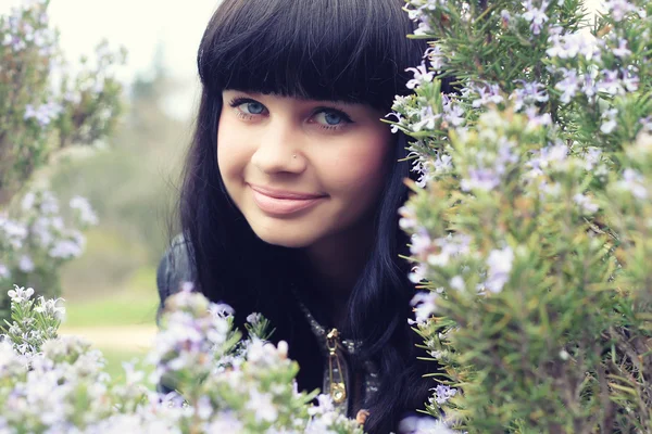 Menina bonita no jardim — Fotografia de Stock