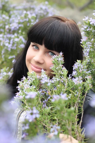 Menina bonita no jardim — Fotografia de Stock